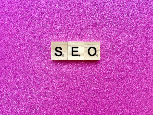 Quels outils SEO peuvent aider à analyser la concurrence ?