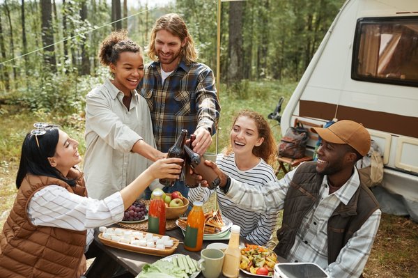 Cours de cuisine en plein air au camping à la montagne