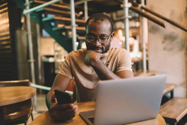 Comment garantir la confidentialité des données clients dans les SMS et les emails?